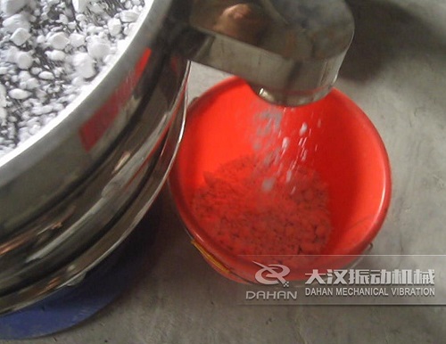 洗衣粉結塊物料從粗料口出來 洗衣粉結塊物料